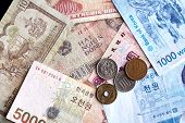 picture of currency  - A close up of the Asian currency Vietnamese Dong and the Korean won - JPG 