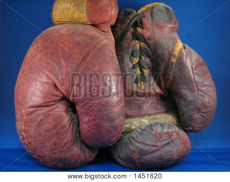 Poster: Old Beat Up Boxing Gloves