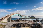pic of bridge  - Arched bridges to the platform of three immortals in Taiwan - JPG 