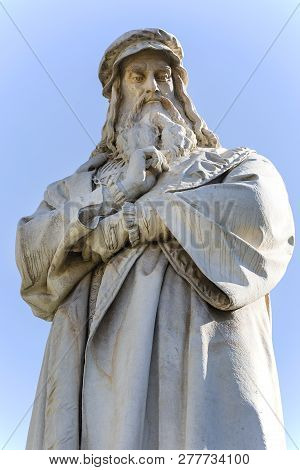 Poster: Statue Of Leonardo Da Vinci