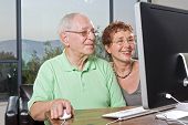 foto of mac  - senior couple using an computer at home - JPG 